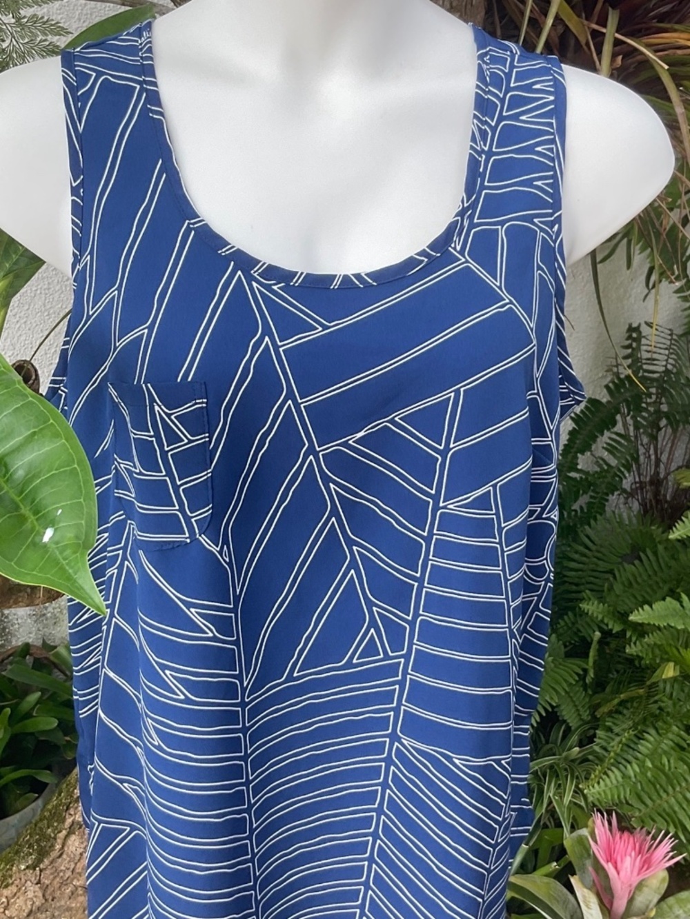 Manuheali’i Blue & White Top Like New  Size L